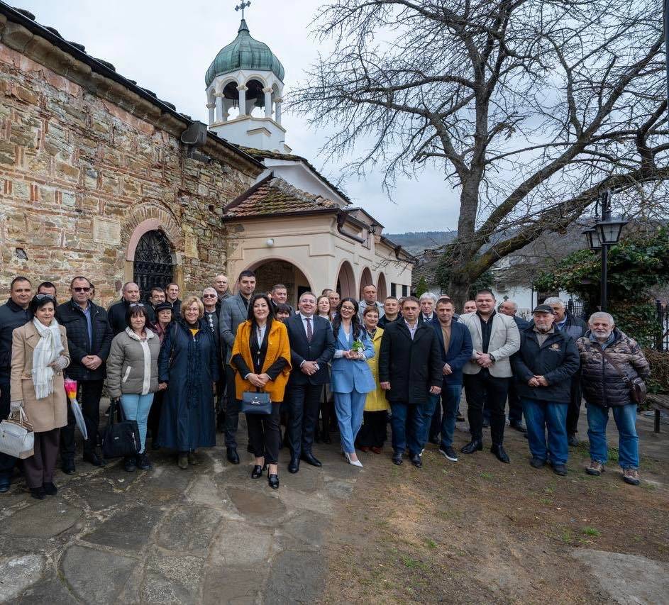 ГЕРБ-СДС даде старт на кампанията в Ловеч с молебен в старинния храм &ldquo;Успение Богородично&rdquo;