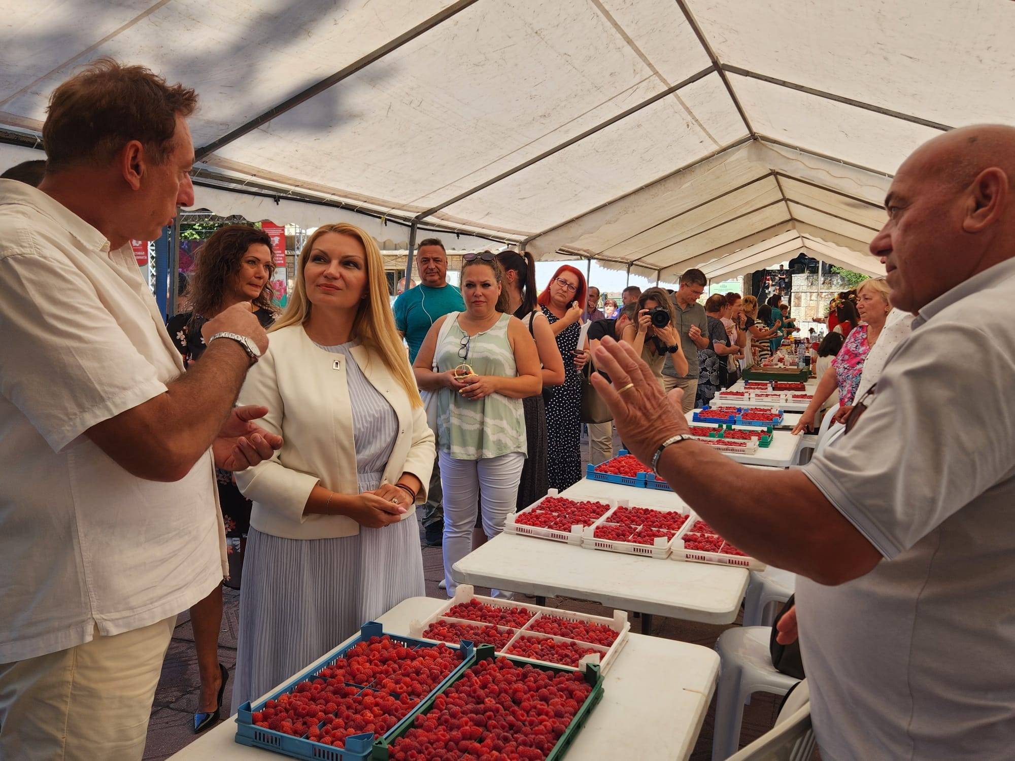  Заместник-министърът на земеделието и храните доктор Лозана Василева на формалното разкриване на IX-то Национално профилирано ревю за ягодоплодните и Фестивал на малината 2024 в гр. Лозница 