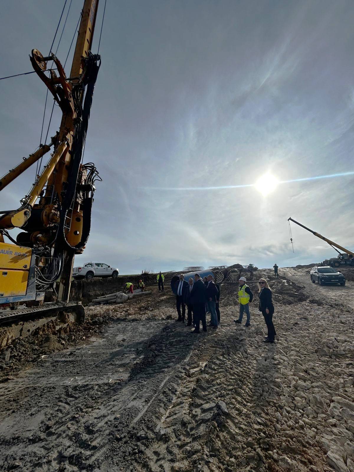  Министърът на районното развиване и благоустройството Иван Иванов при ревизия на обхода на Бяла, който е част от трасето на бъдещата автомагистрала Русе – Велико Търново 