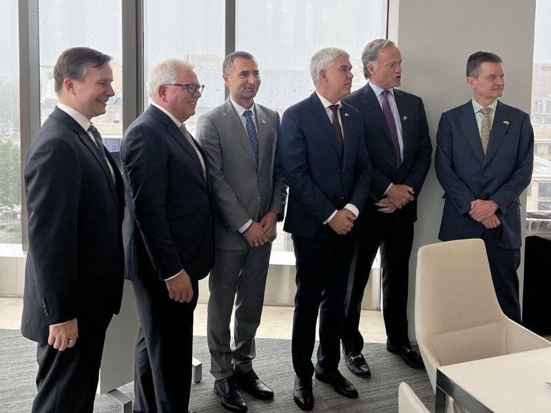  В наличието на министъра на енергетиката 