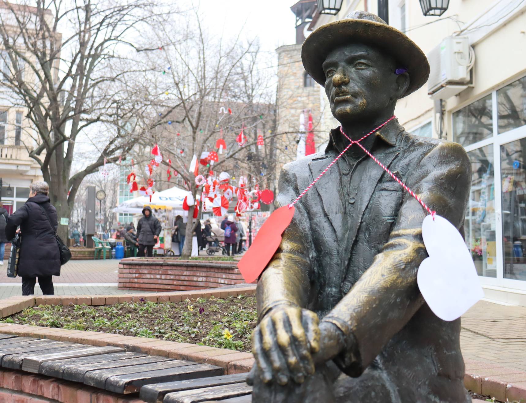  Хасково сияе в червено-бели цветове в навечерието на Баба Марта 