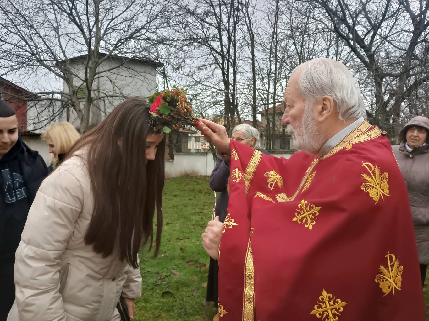 Преди ритуала отец Данаил отслужи в църквата 