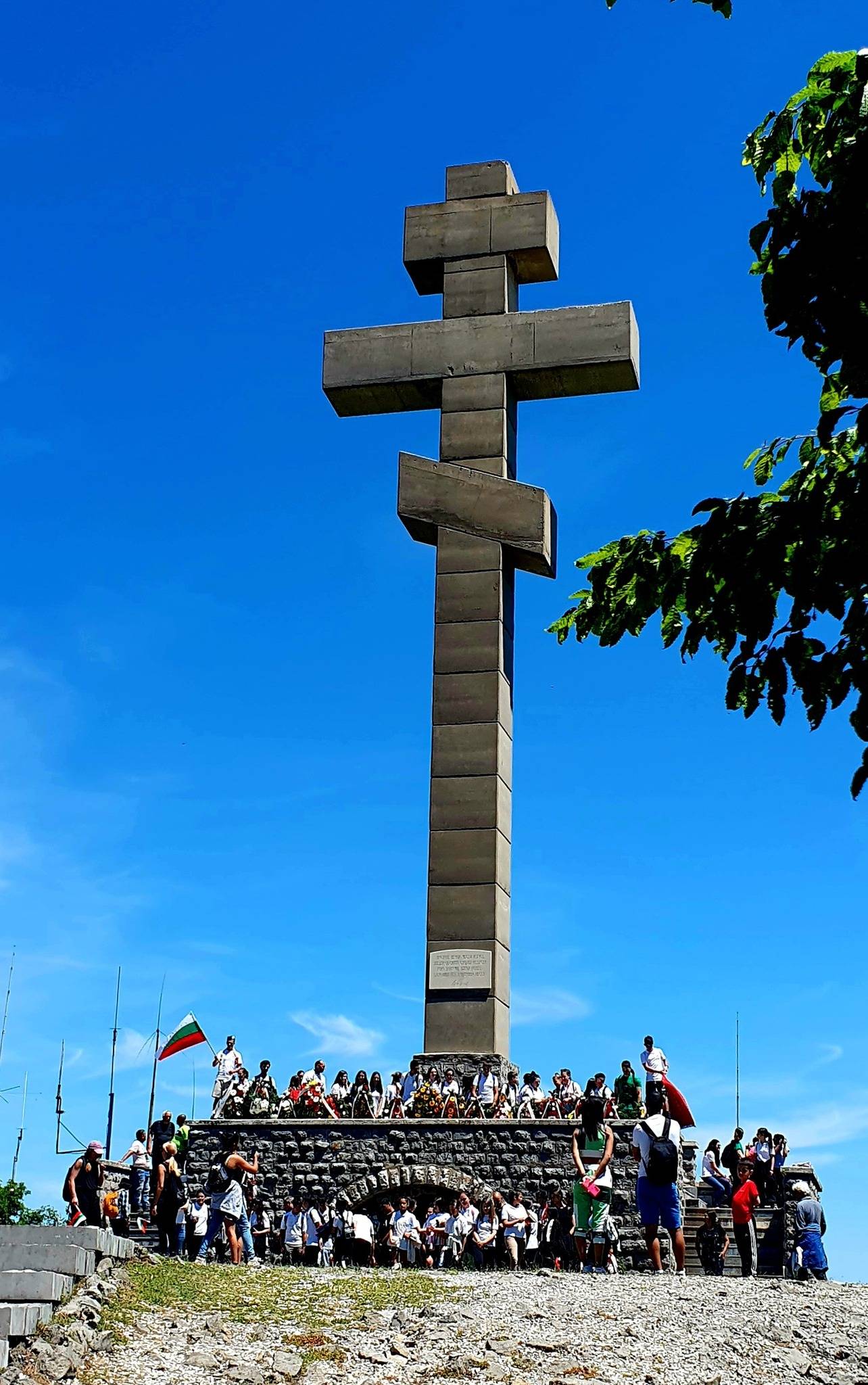  За поредна година родолюбиви жители на Мездра се включиха във всенародното поклонение на връх Околчица във Врачанския Балкан 