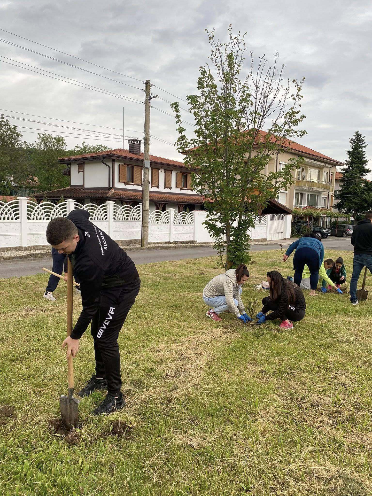  Десетки доброволци се включиха в екологичната самодейност на Община Мездра 