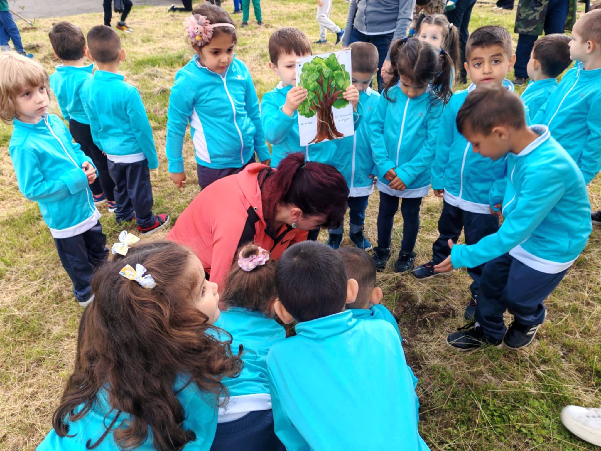  Десетки доброволци се включиха в екологичната самодейност на Община Мездра 