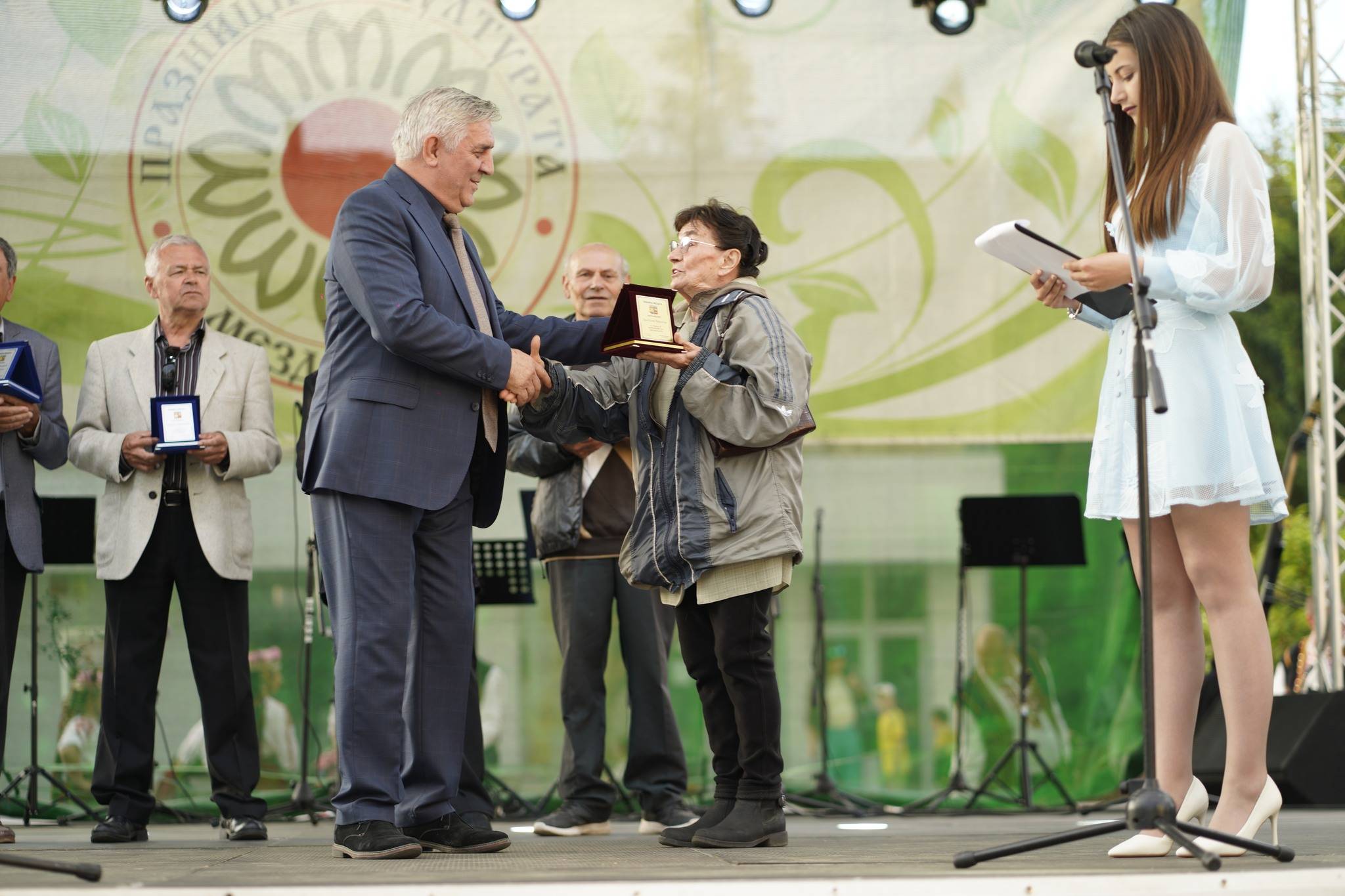  По случай празника на града кметът на общината награди дългогодишни дейци в разнообразни сфери на живота 