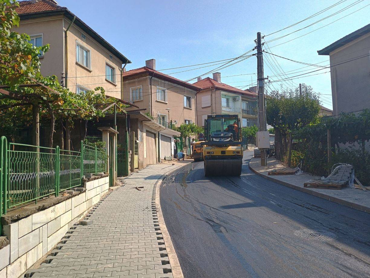  Продължава обновяването на градската улична мрежа в Мездра 