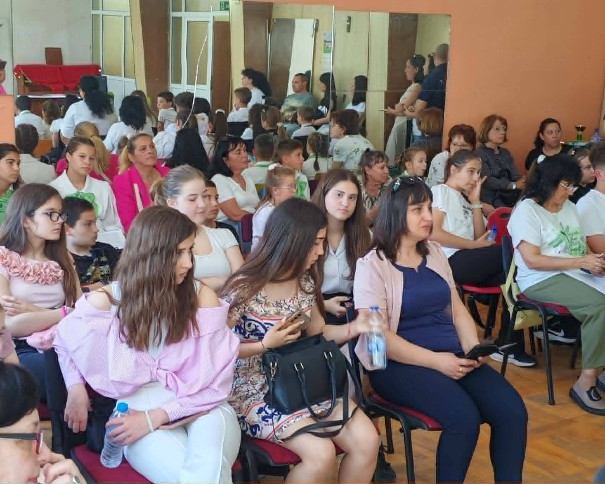 Наградиха призьорите в Шестия общински ученически конкурс рецитал на Вазови творби в Мездра