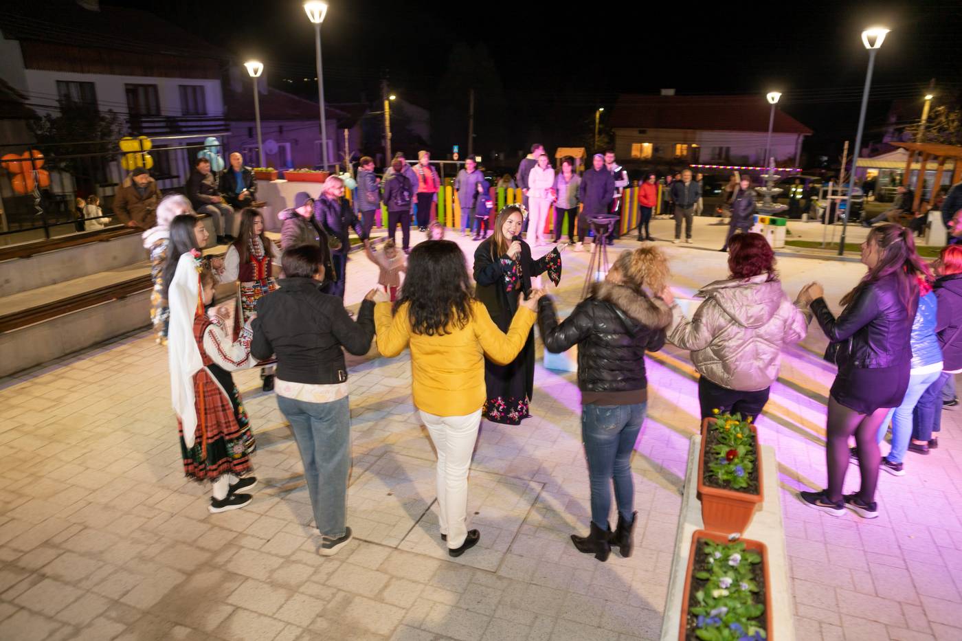  Напълно освежен площад към този момент краси центъра на село Моравица 