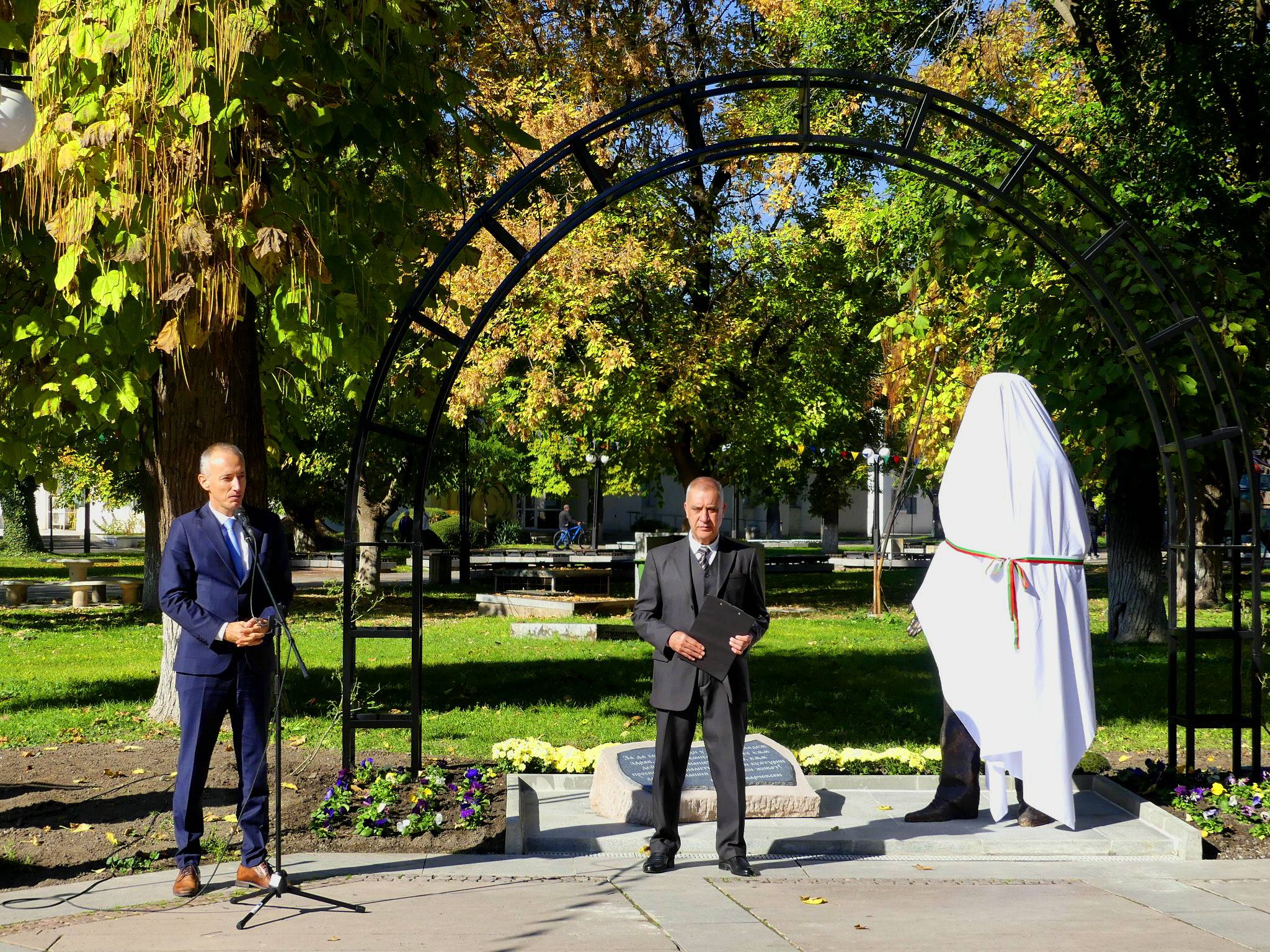  Нова Загора уважи своя популярен наследник Стоян Омарчевски – знак на бодрост и култура 