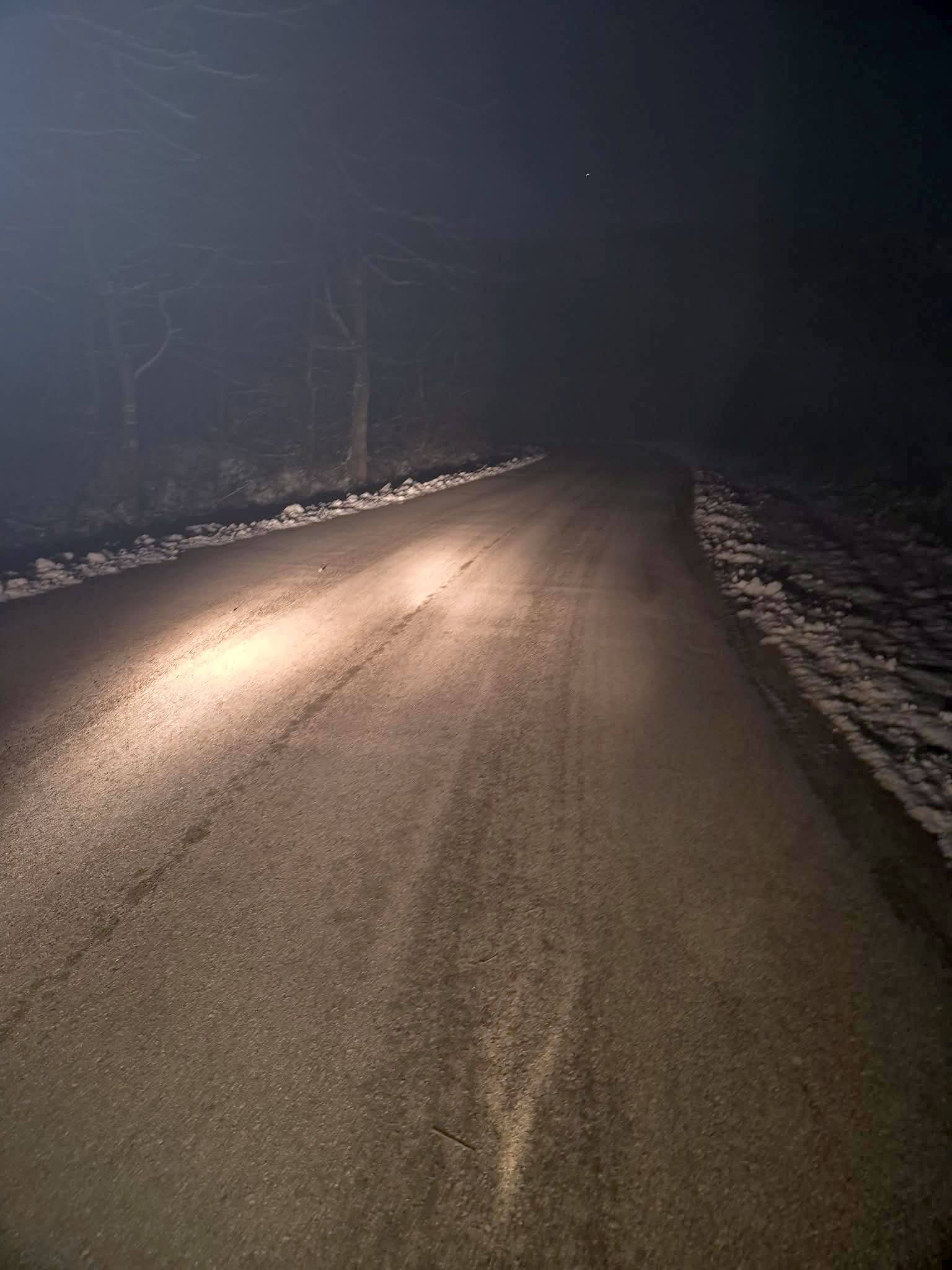 Продължава опесъчаването на пътищата от четвъртокласната пътна мрежа в община Мездра и превантивната обработка със сол на градските улици