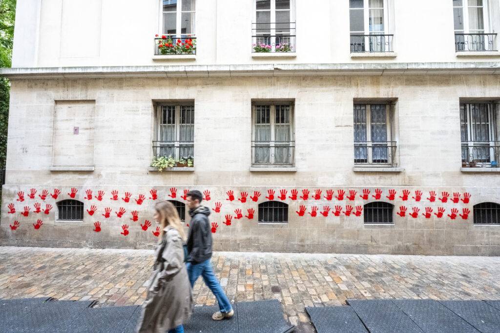 Червени отпечатъци от ръце бяха открити на сграда близо до Мемориала на Шоа в района Париж Маре на 14 май 2024 г.