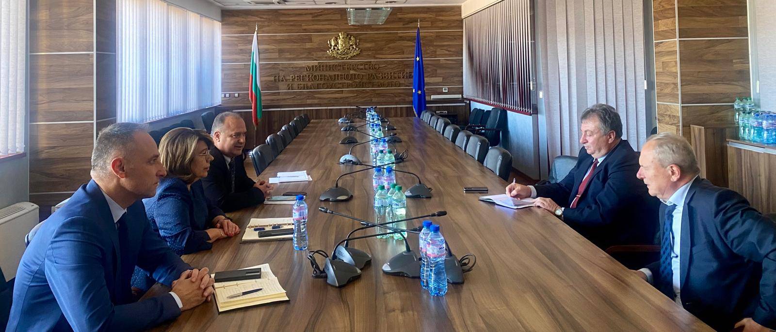  Министърът на районното развиване и благоустройственото инж. Виолета Коритарова, взаимно с министъра на околната среда и водите Петър Димитров организираха срещи с регионалните шефове на Шумен и Кюстендил, кметовете на Плевен, Търговище, Кочериново и специалисти от ВиК операторите и 