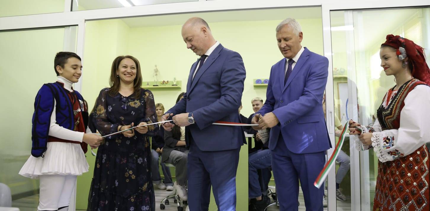 Премиерът Росен Желязков откри реновираните кабинети по биология и по информационни технологии в училището Премиерът Росен Желязков откри реновираните кабинети по биология и по информационни технологии в училището