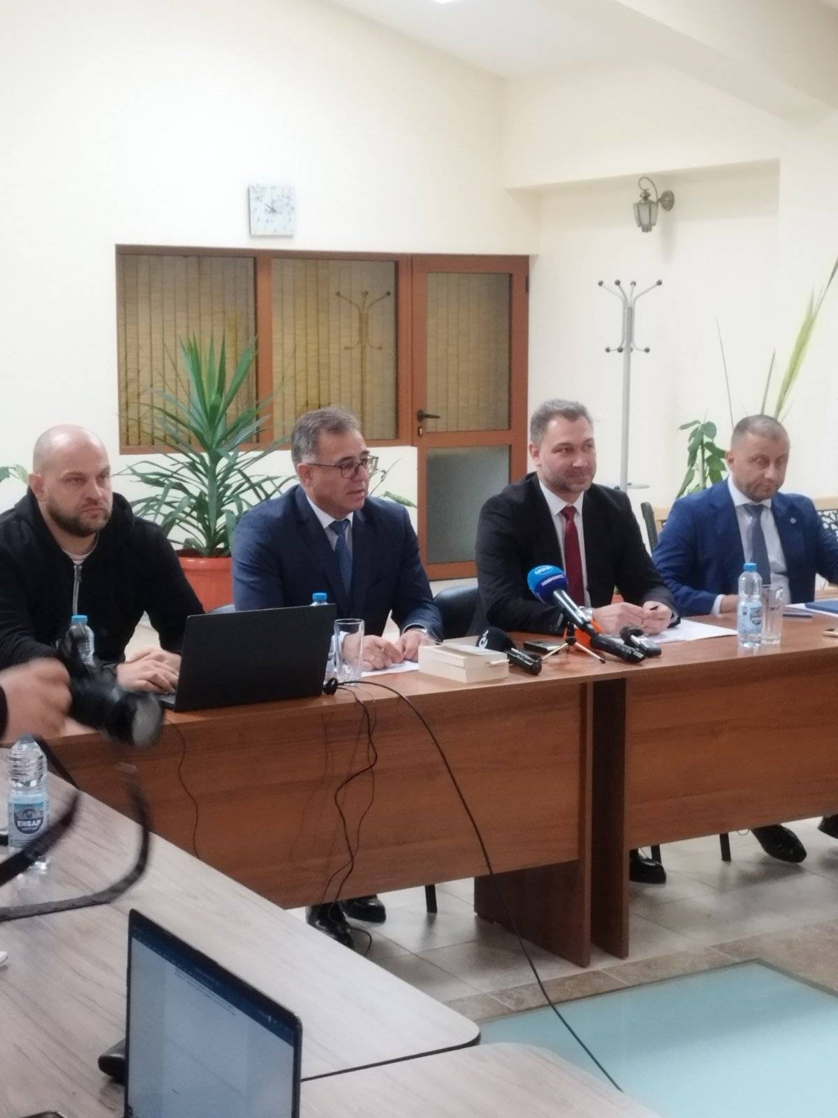  Районна прокуратура-Смолян притегли като обвинени и задържа двама мъже за търговия и държане на над 250 противозаконни огнестрелни оръжия и на муниции 