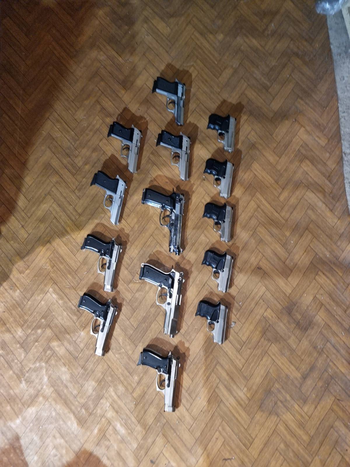  Районна прокуратура-Смолян притегли като обвинени и задържа двама мъже за търговия и държане на над 250 противозаконни огнестрелни оръжия и на муниции 