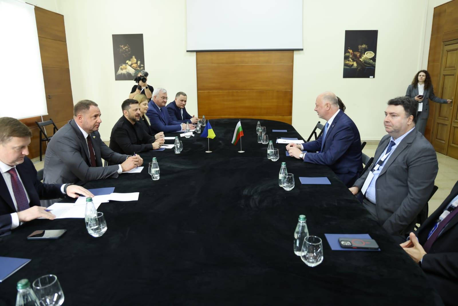 България продължава да подкрепя усилията на Украйна за установяването на справедлив и траен мир. Това заяви министър-председателят Росен Желязков по време на срещата си с украинския президент Володимир Зеленски България продължава да подкрепя усилията на Украйна за установяването на справедлив и траен мир. Това заяви министър-председателят Росен Желязков по време на срещата си с украинския президент Володимир Зеленски
