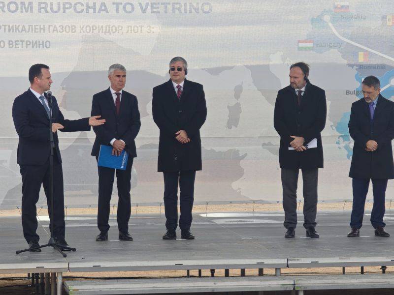  Министърът на енергетиката Жечо Станков и комисарят по енергетика в Европейска комисия Дан Йоргенсен инспектираха напредъка по построяването на лот 3 