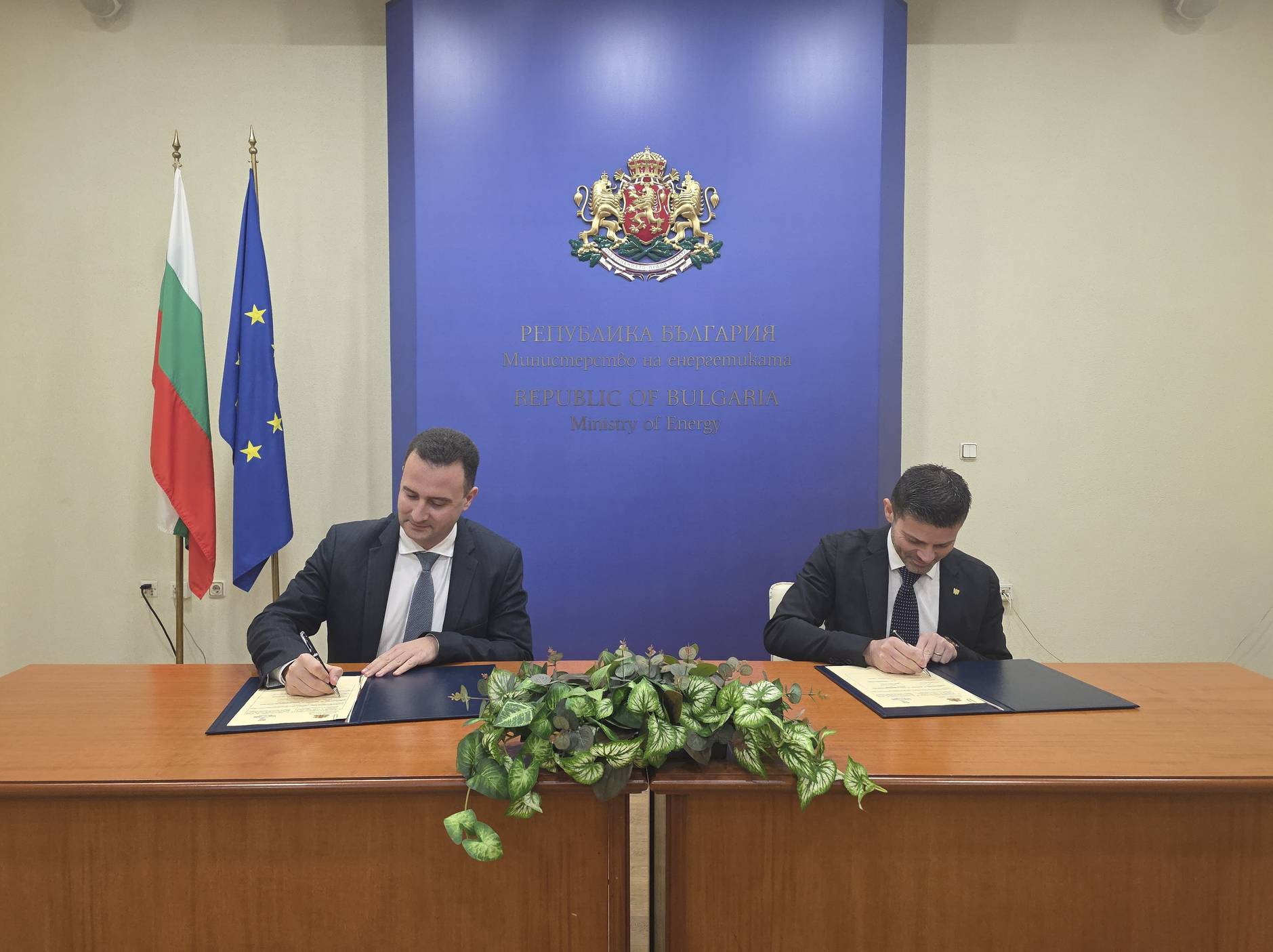 Министърът на енергетиката Жечо Станков и председателят на Конфиндустрия България Роберт Санторели положиха подписи под документа, разширяващ възможностите за взаимодействие