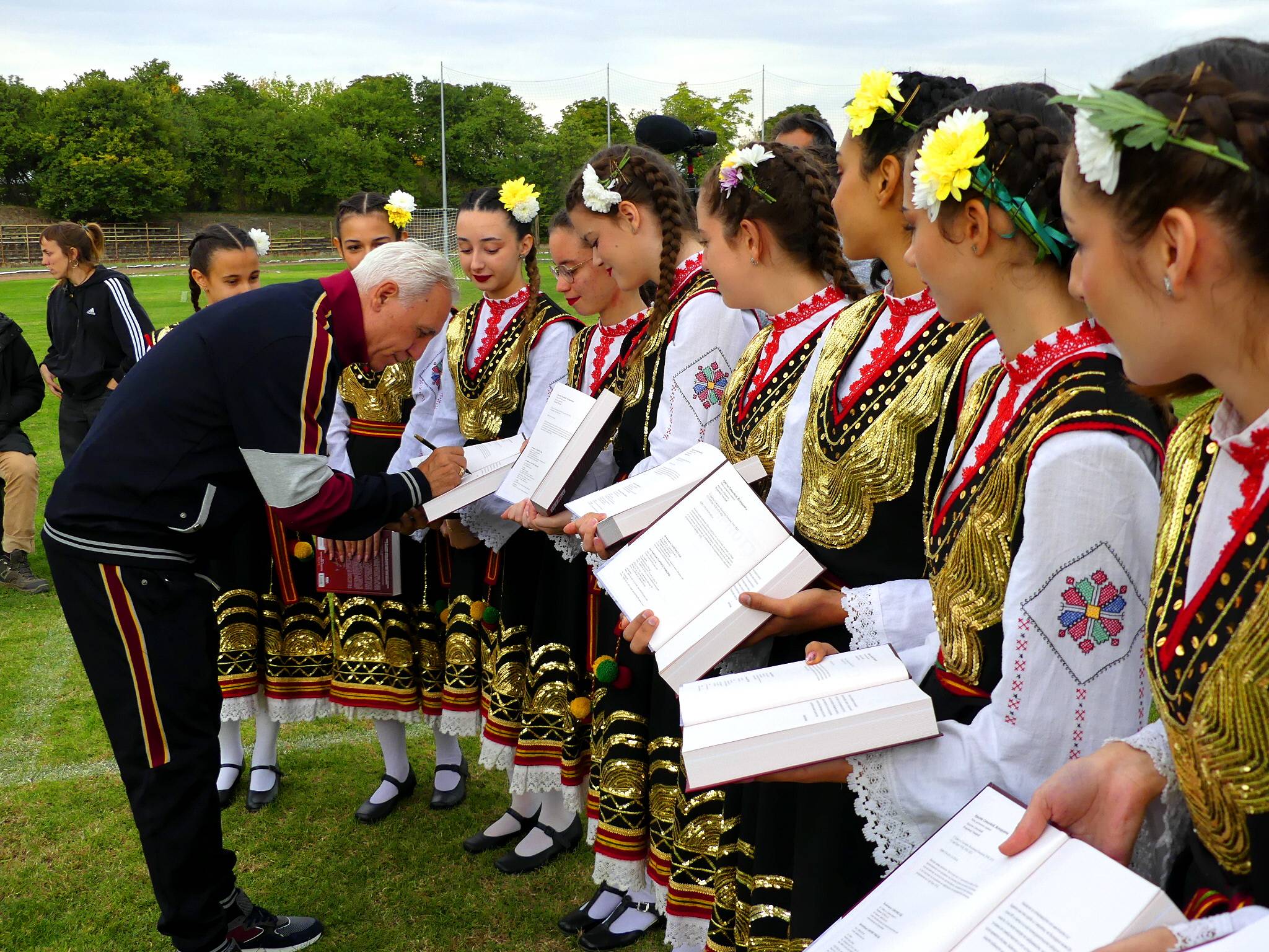  Всички фенове имаха опция да се срещнат персонално с някогашния национал, да получат подпис и фотография за спомен, както и да се снабдят с неговата автобиографична книга 