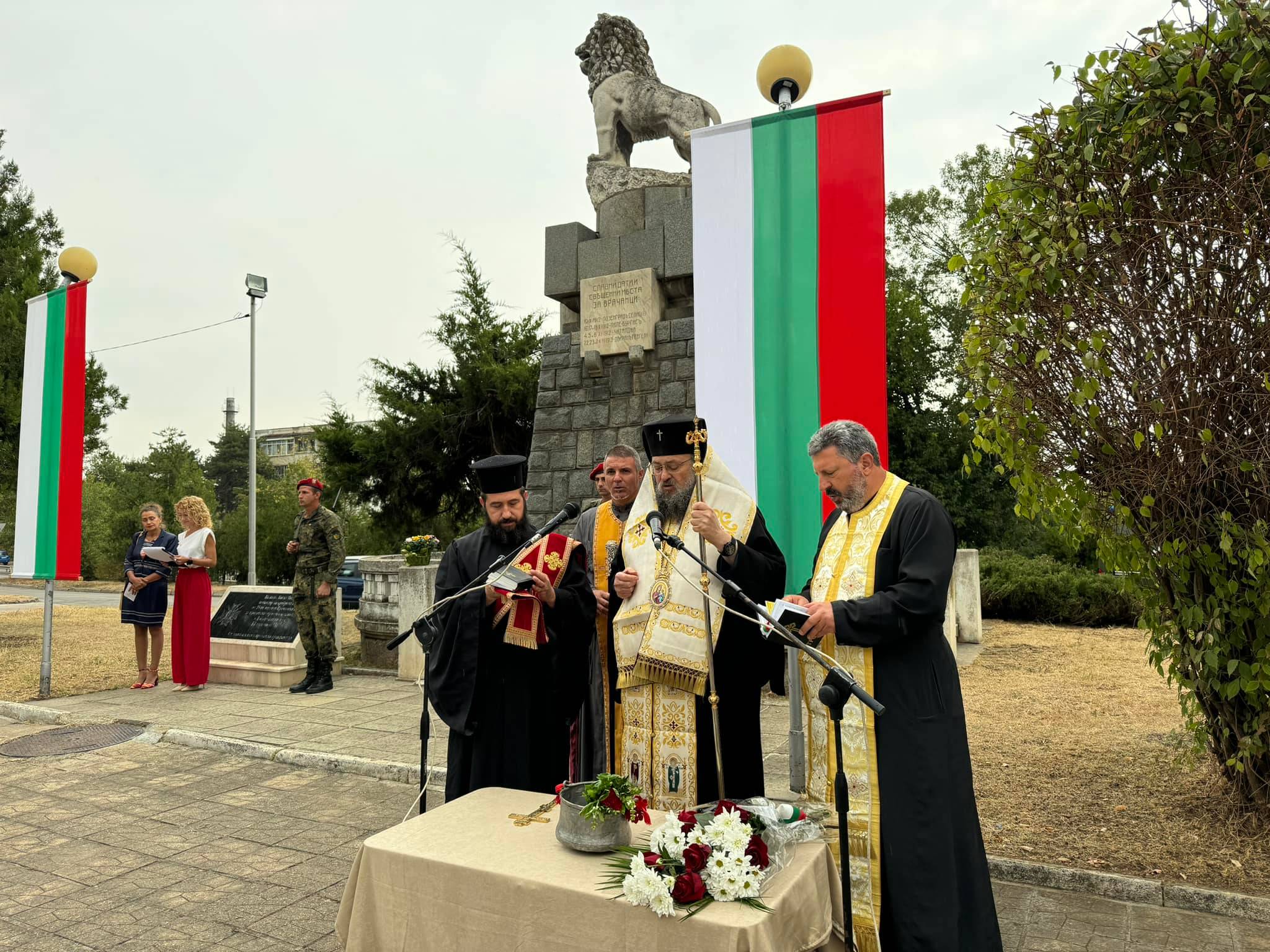 Благодарствен молебен и водосвет за здраве отслужи Негово Високопреосвещенство Врачански митрополит Григорий