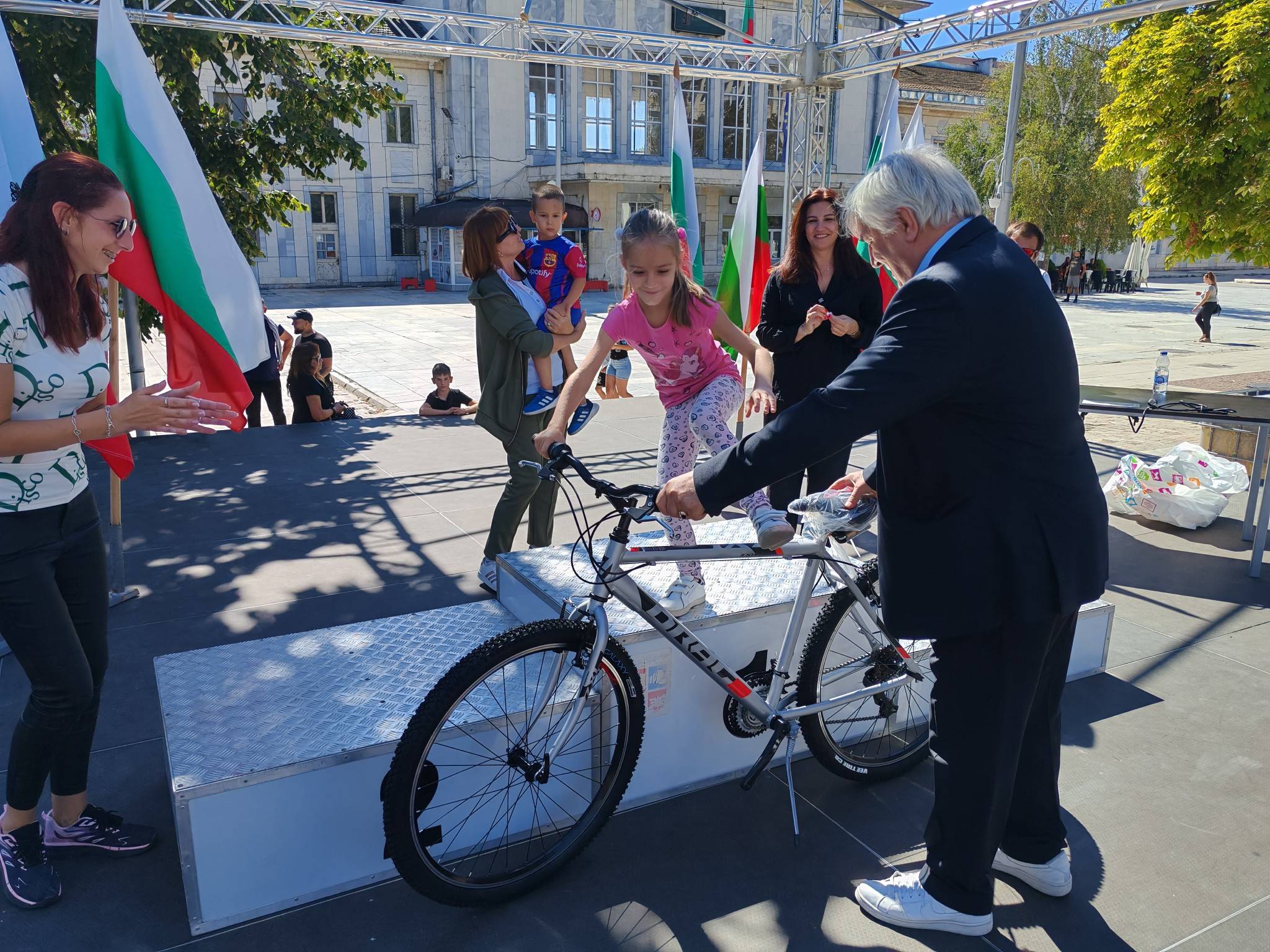  Над 100 деца и възпитаници се включиха в надпреварата за майсторско ръководство на велосипед в Мездра 