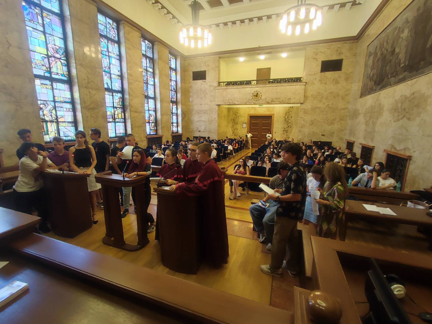  Ученици от учебни заведения в София и района показаха симулиран правосъден развой под управлението на магистрати от СГП 