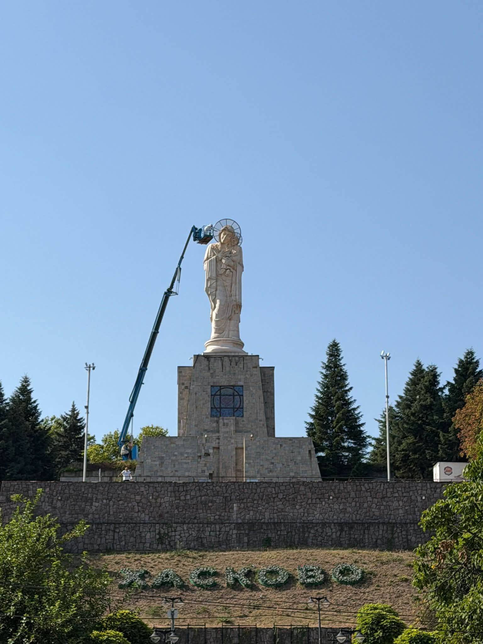 Започнаха дейностите по защита на статуята на Света Богородица в Хасково