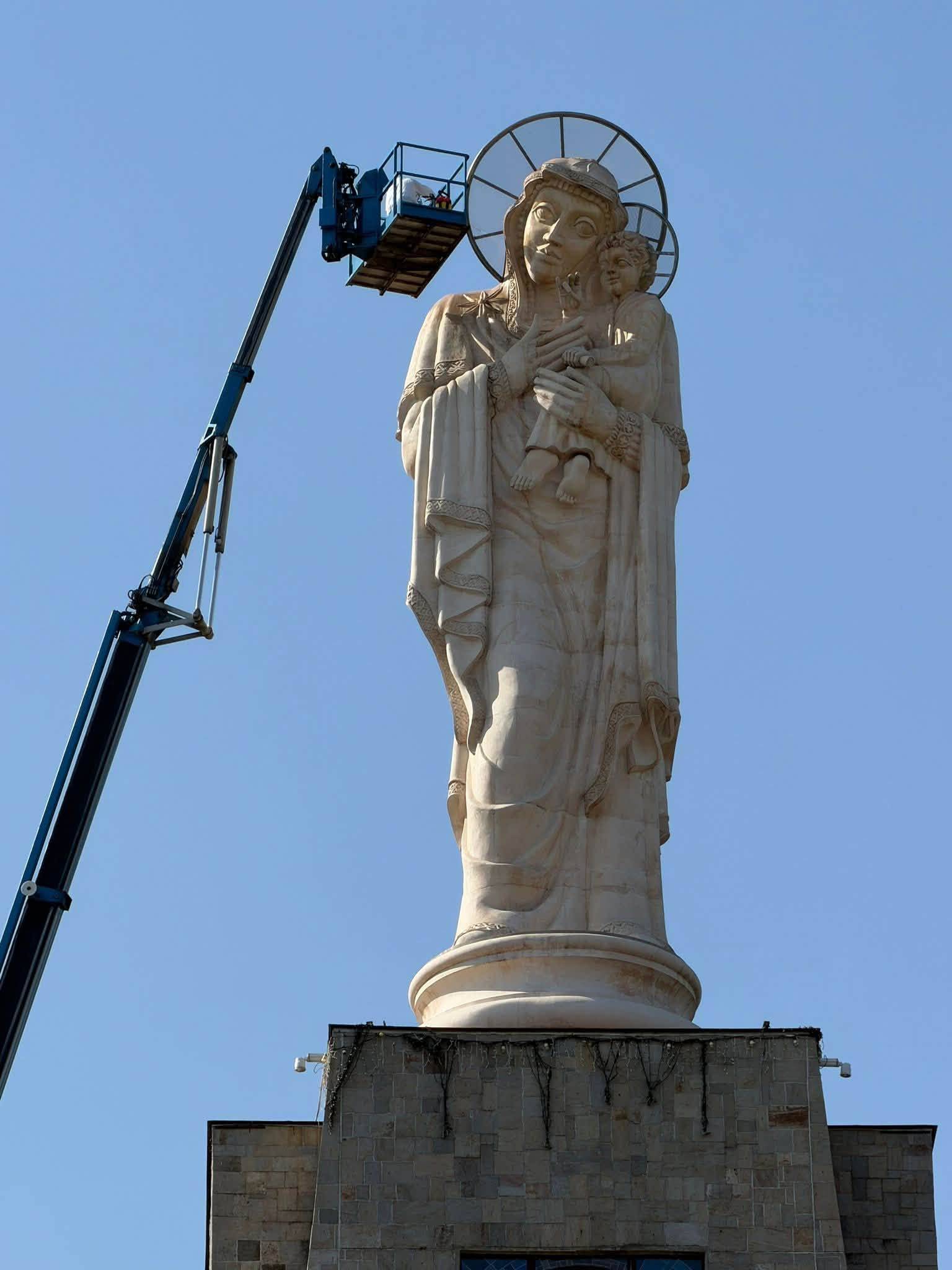 Започнаха дейностите по защита на статуята на Света Богородица в Хасково