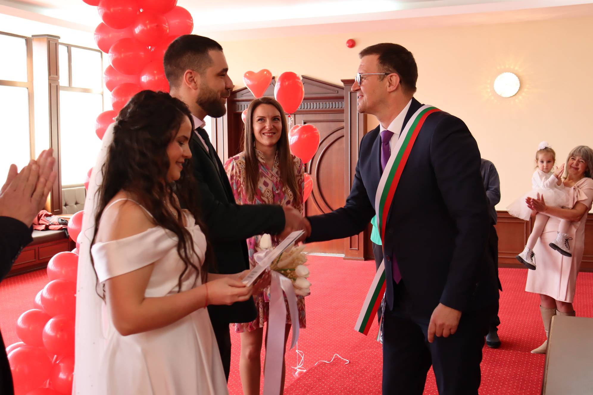  В деня на любовта и виното осем влюбени двойки в Хасково избраха да слагат началото на своя взаимен път 