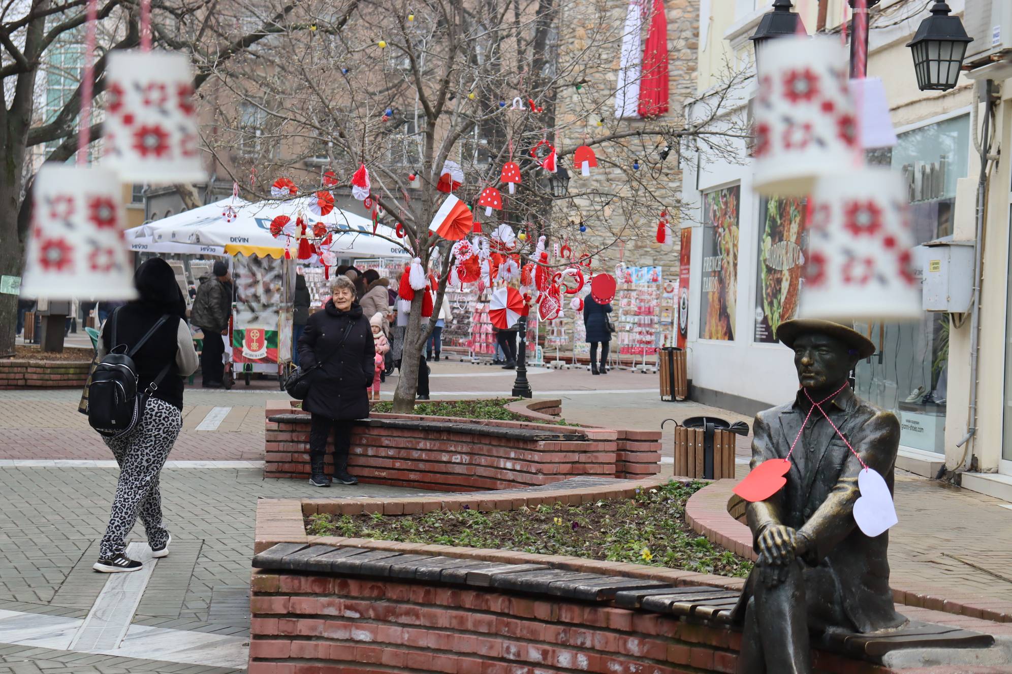  Хасково сияе в червено-бели цветове в навечерието на Баба Марта 