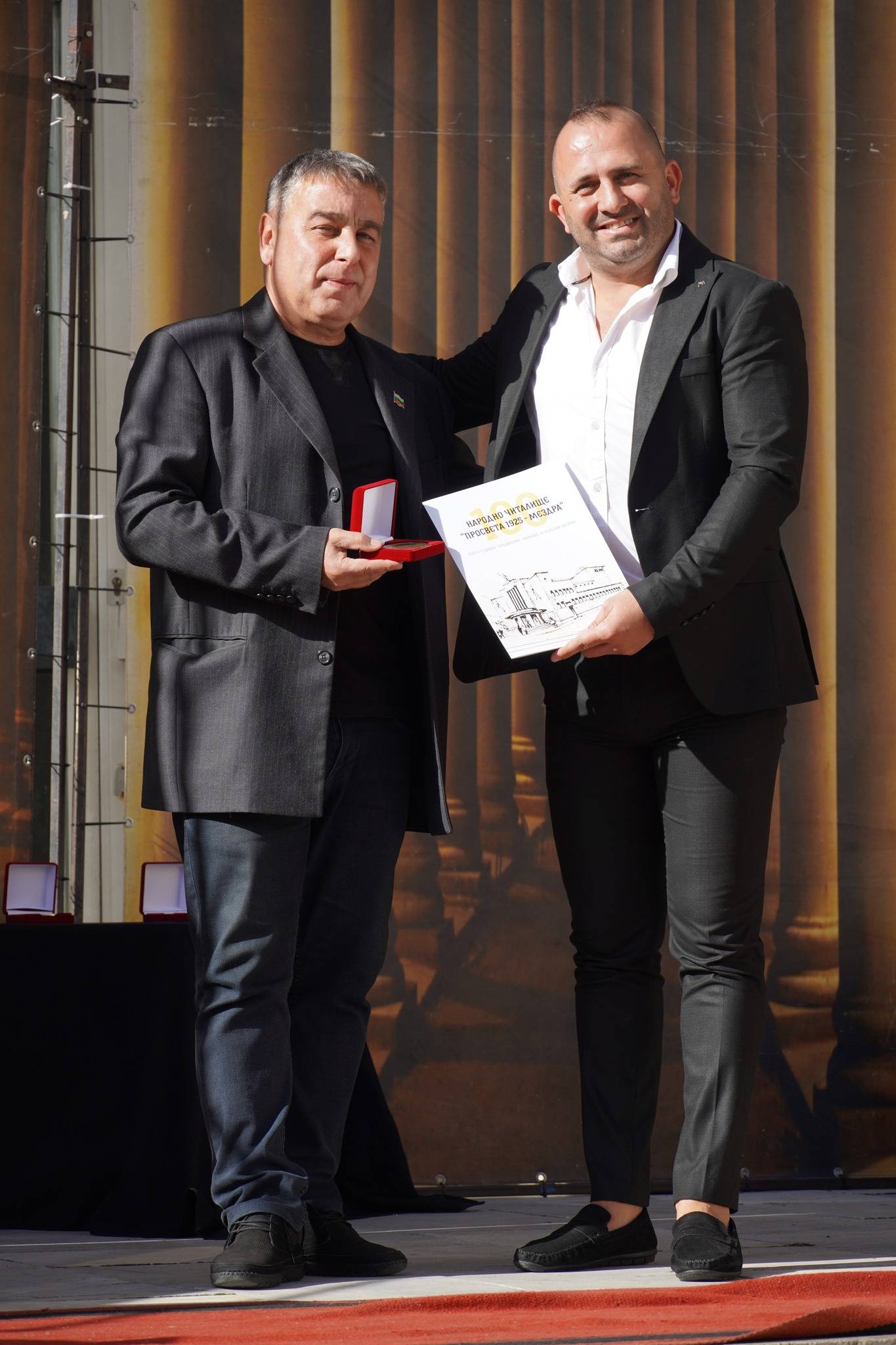 По повод своя патронен празник и 100 години от създаването си читалището в Мездра раздаде награди