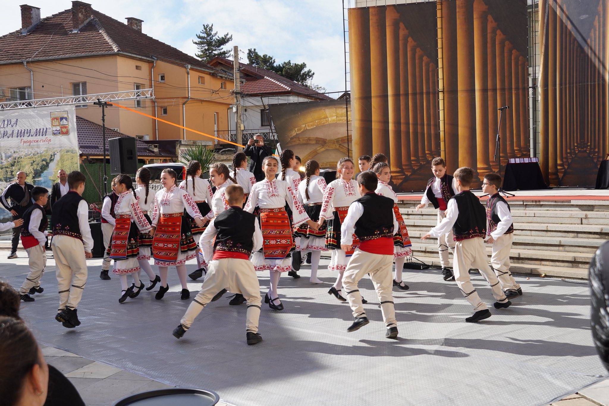 По повод своя патронен празник и 100 години от създаването си читалището в Мездра раздаде награди