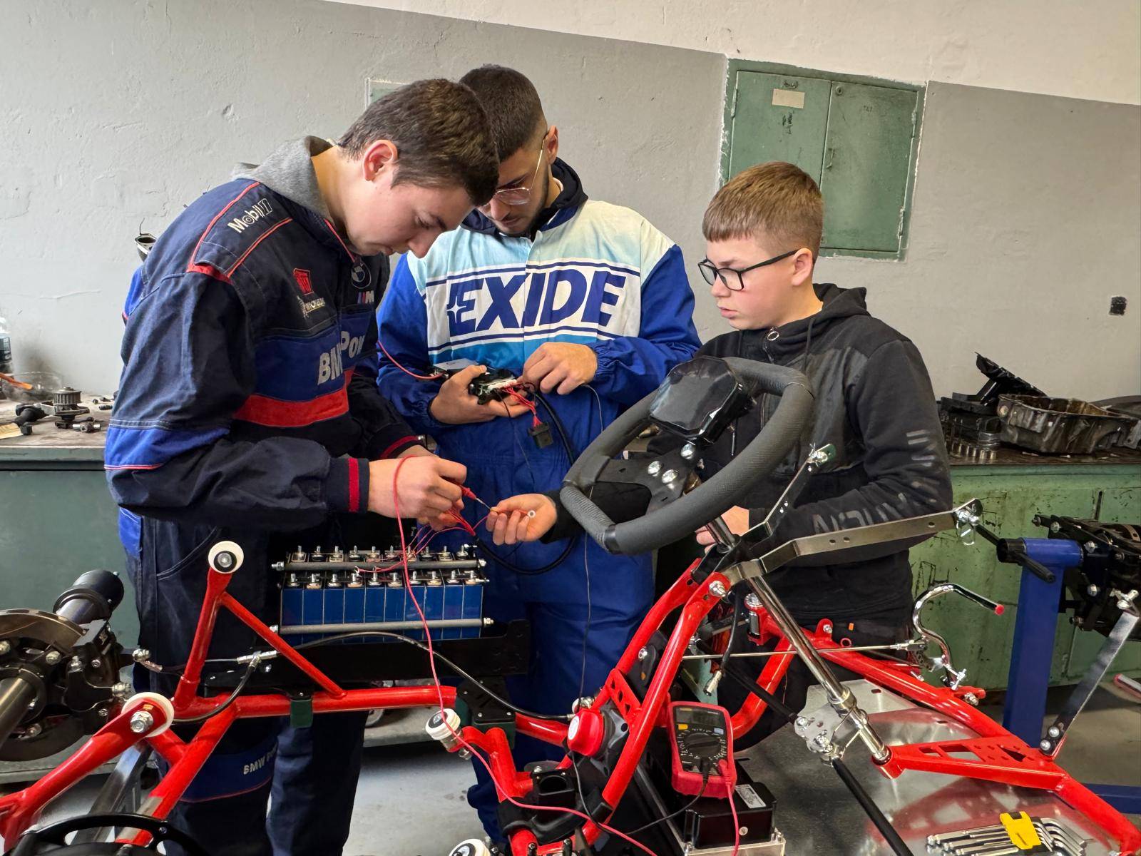 Дванайсетокласници представиха демонстрация на майсторско шофиране