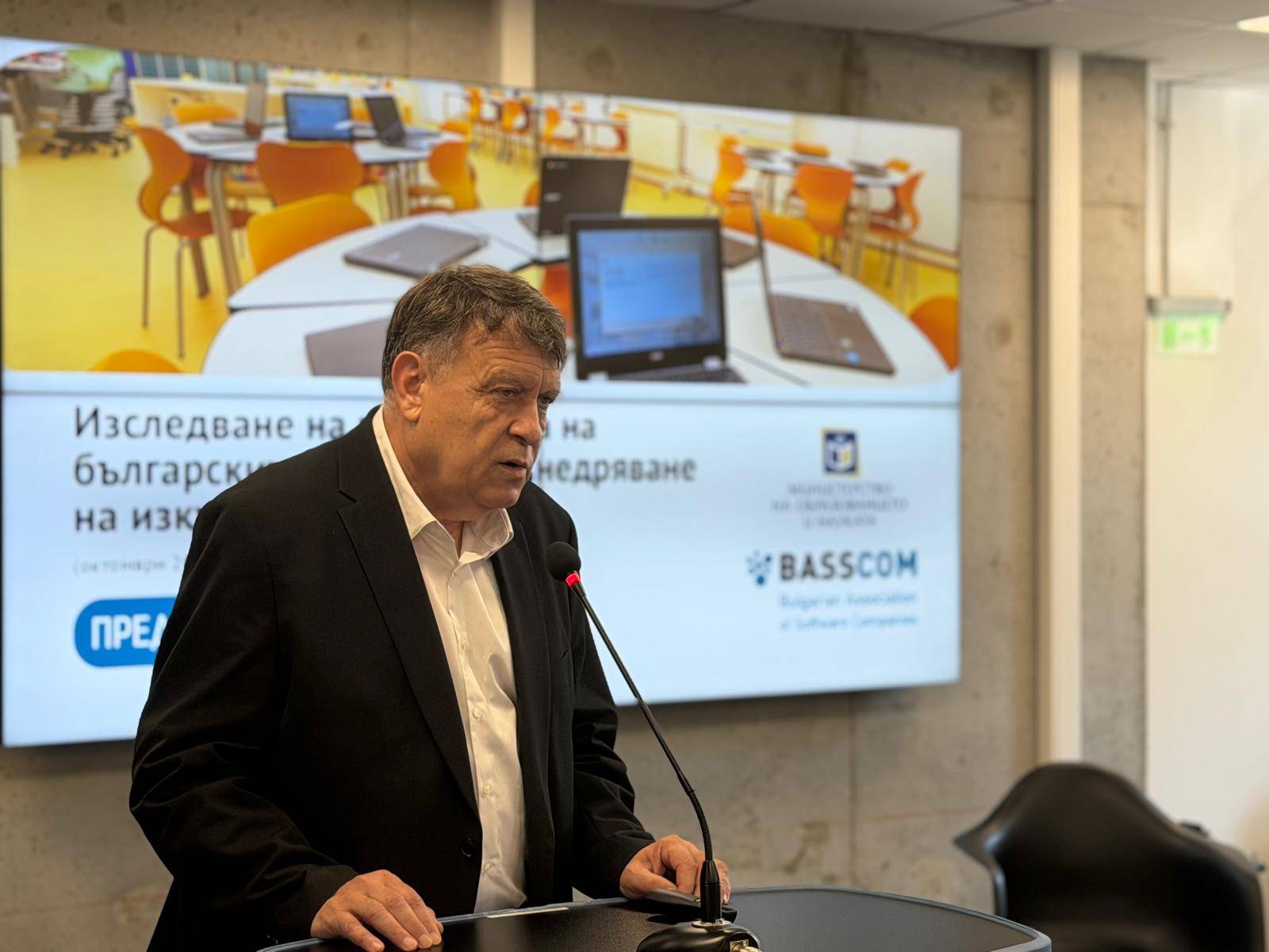 Министърът на образованието и науката проф. Георги Вълчев при представянето на изследване на готовността за интеграция на изкуствения интелект (ИИ) в българските училища